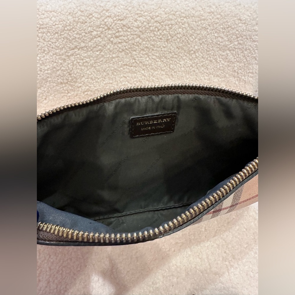 EUC Burberry Beige/Brown Haymarket Check Coated Canvas Peyton Clutch - Picture 3 of 4